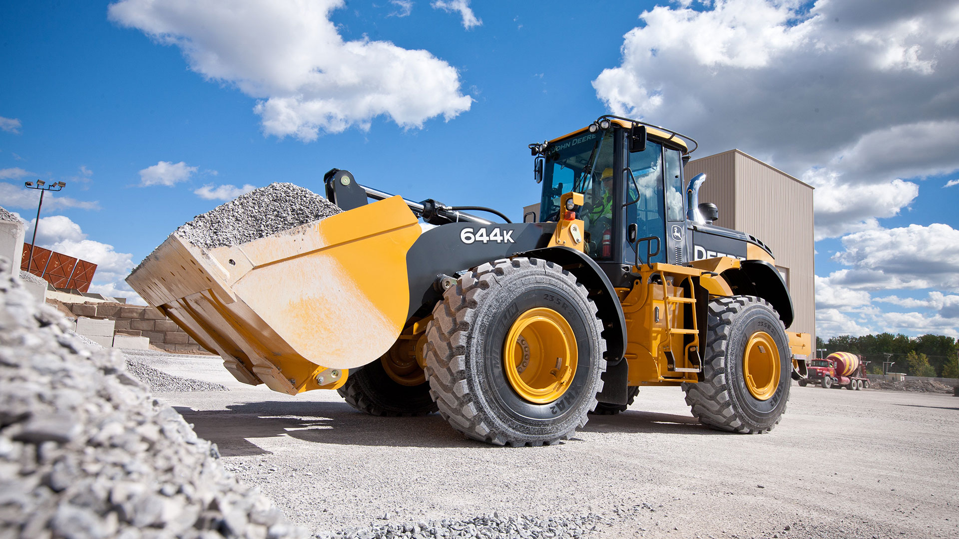 ماشینآلات سنگین شرکت John Deere در عملیات ساخت و ساز