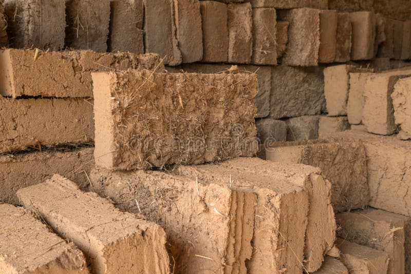 خانه سنتی با دیوارهای خشت در محیط روستایی